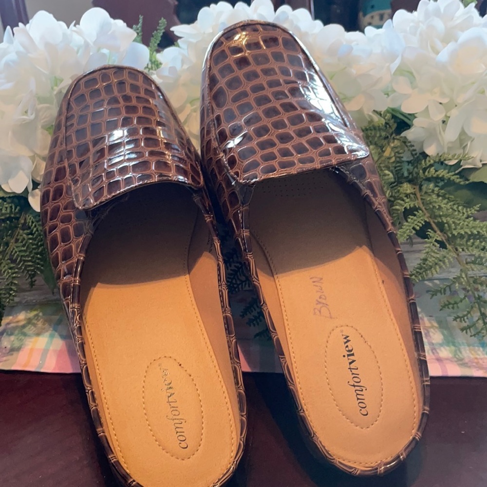 Comfort View Mules in brown